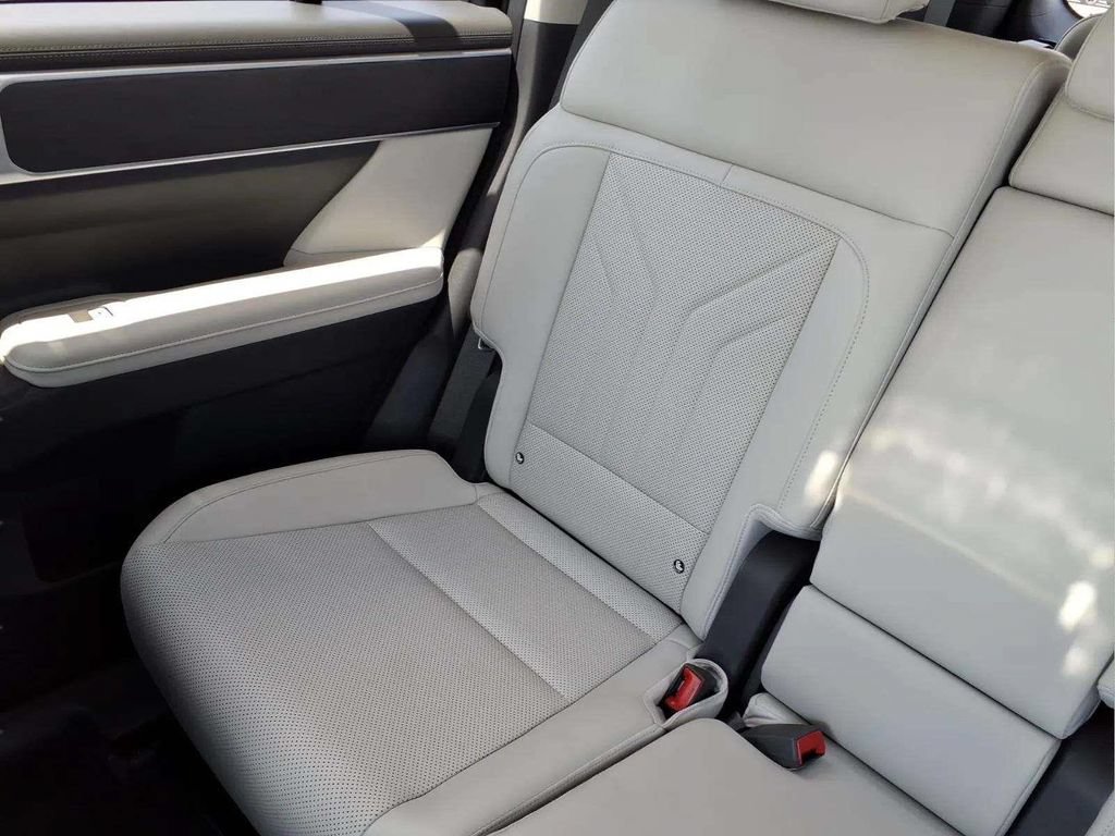 Used 2025 Hyundai Santa Fe SEL FWD image 15
