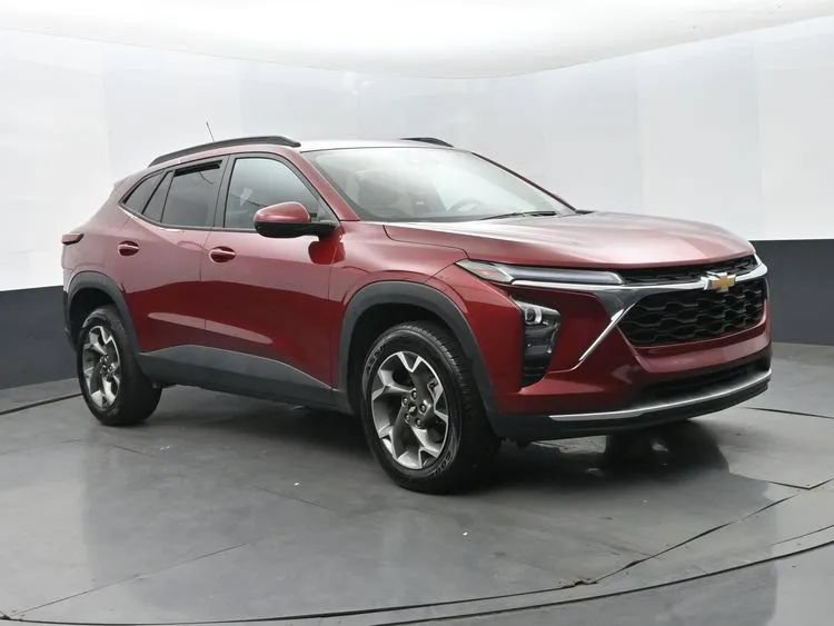 Used 2025 Chevrolet Trax LT FWD image 2