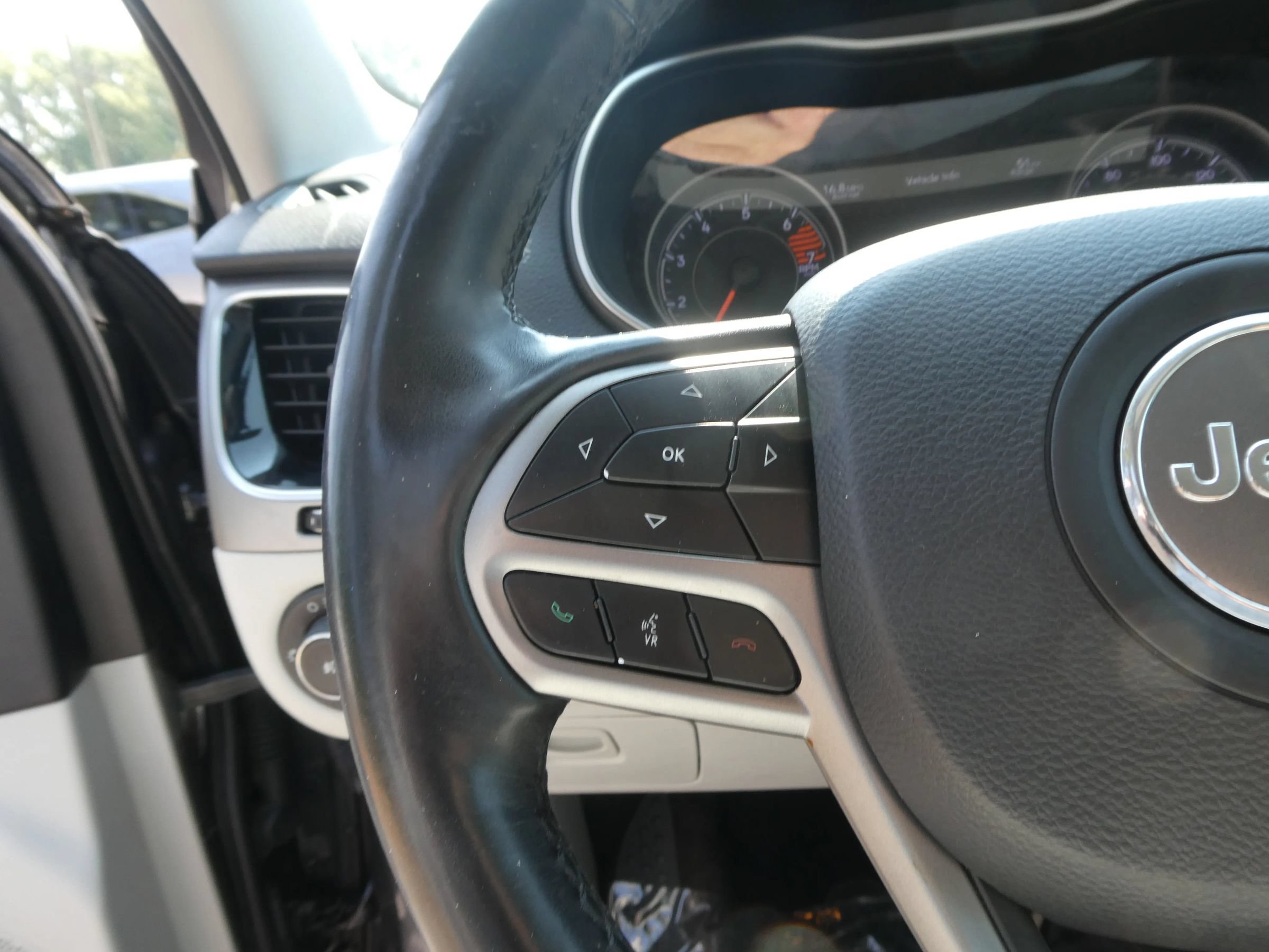 Used 2019 Jeep Cherokee Limited FWD image 17