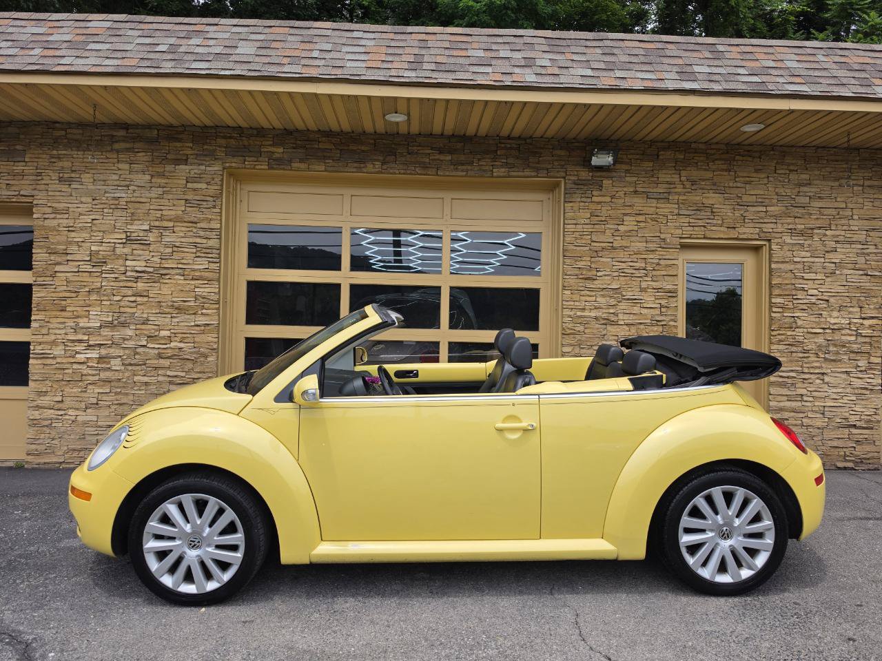Used 2008 Volkswagen Beetle SE FWD image 4