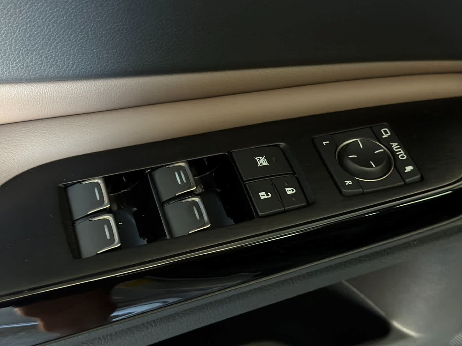 Certified 2025 Lexus ES 300h w/ Premium Package FWD image 13