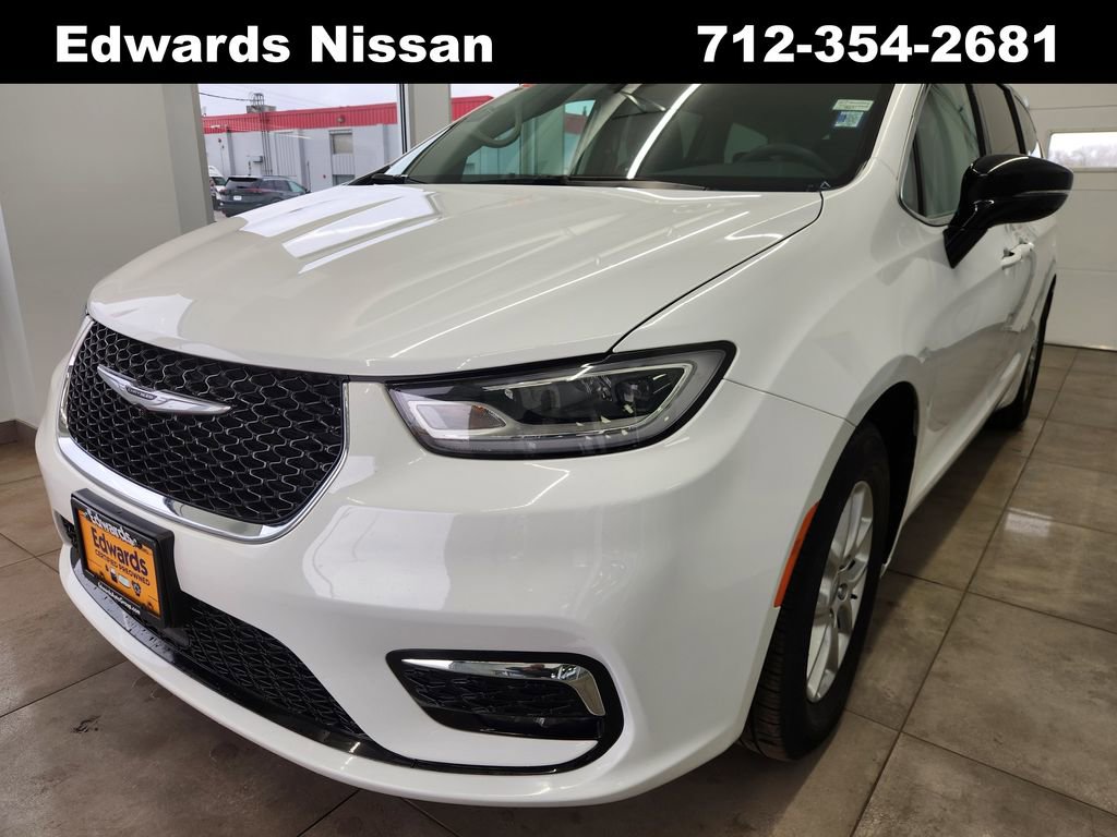 Used 2024 Chrysler Pacifica Touring-L image 5