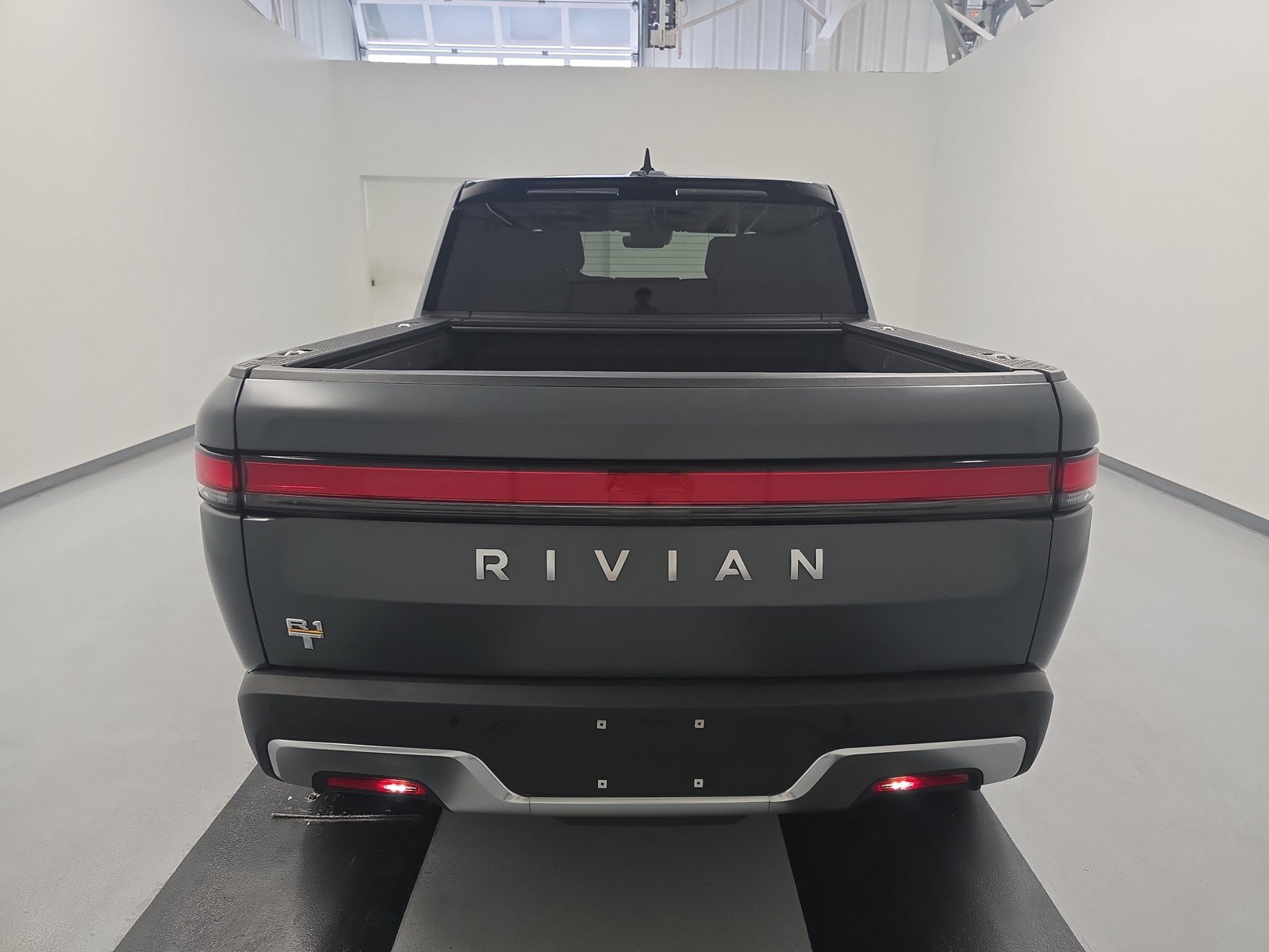 Used 2024 Rivian R1T Adventure AWD/4WD image 4
