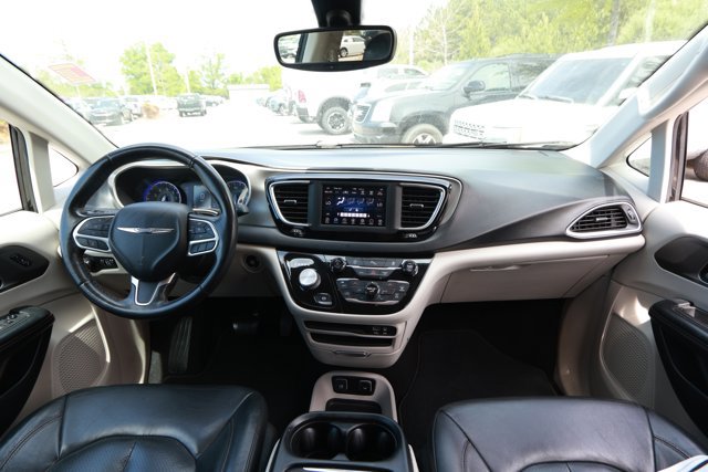 Used 2020 Chrysler Pacifica Touring-L image 32