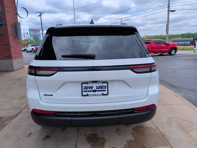 Used 2025 Jeep Grand Cherokee Altitude AWD/4WD image 7