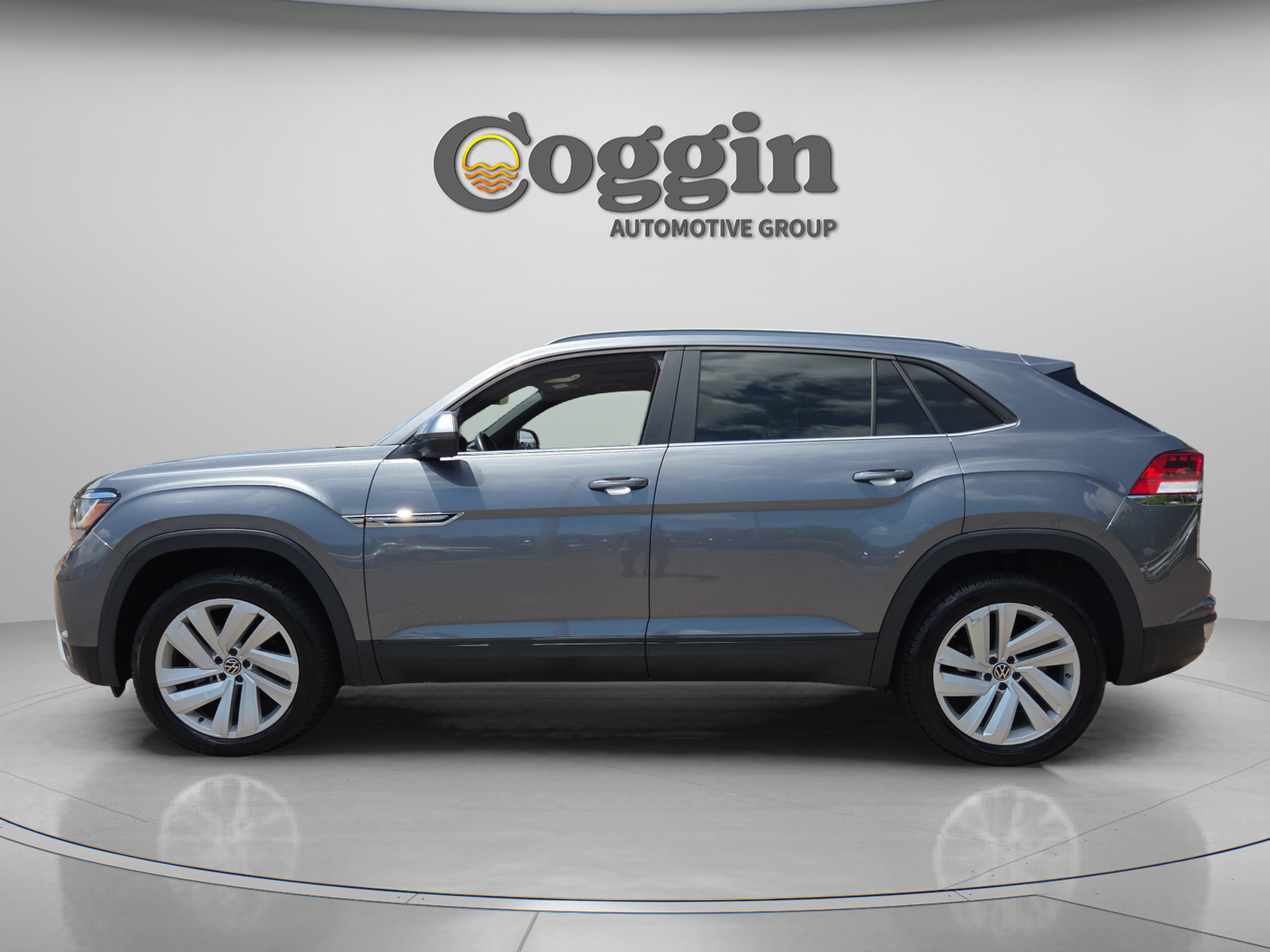 Used 2021 Volkswagen Atlas Cross Sport SE w/ Panoramic Sunroof Package FWD image 2