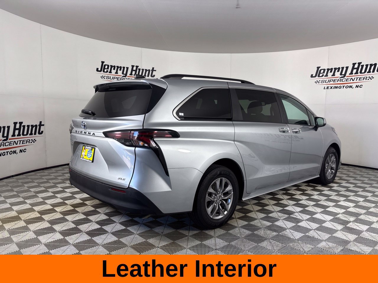 Used 2025 Toyota Sienna XLE FWD image 6