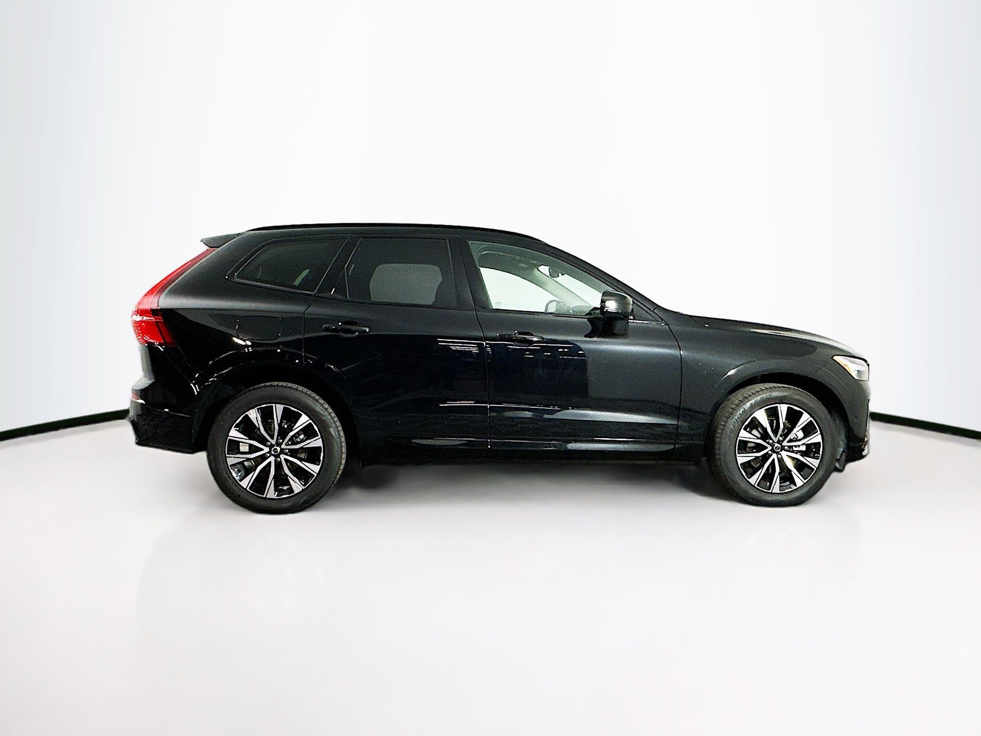 Used 2025 Volvo XC60 B5 Plus image 10