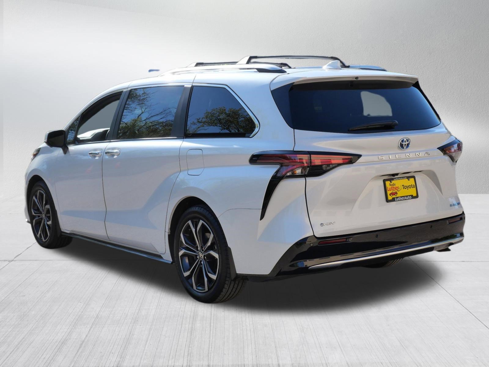 Certified 2025 Toyota Sienna Platinum FWD image 6