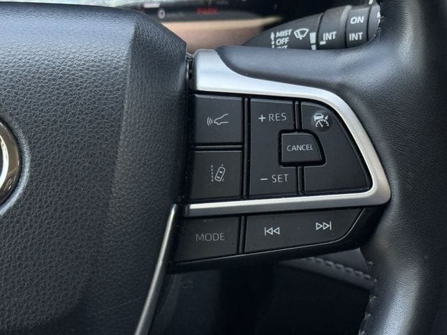 Used 2023 Toyota Highlander Limited FWD image 15
