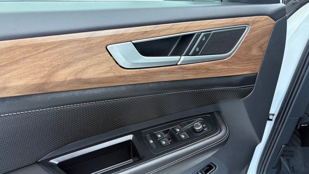 Used 2024 Volkswagen Atlas SE w/ Black Wheel Package image 16