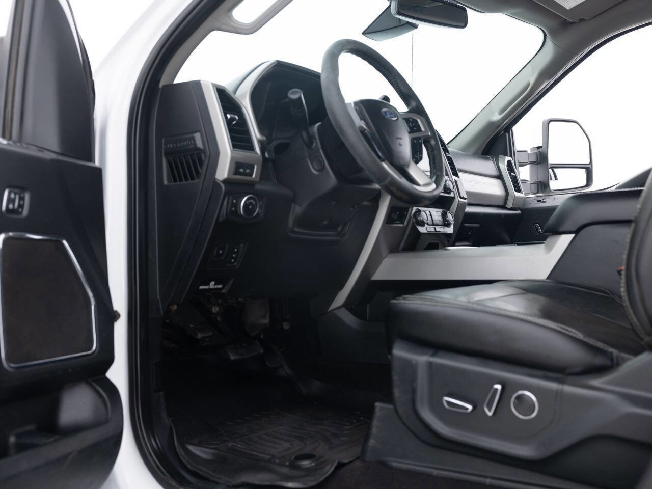 Used 2019 Ford F250 Lariat w/ Lariat Ultimate Package AWD/4WD image 31