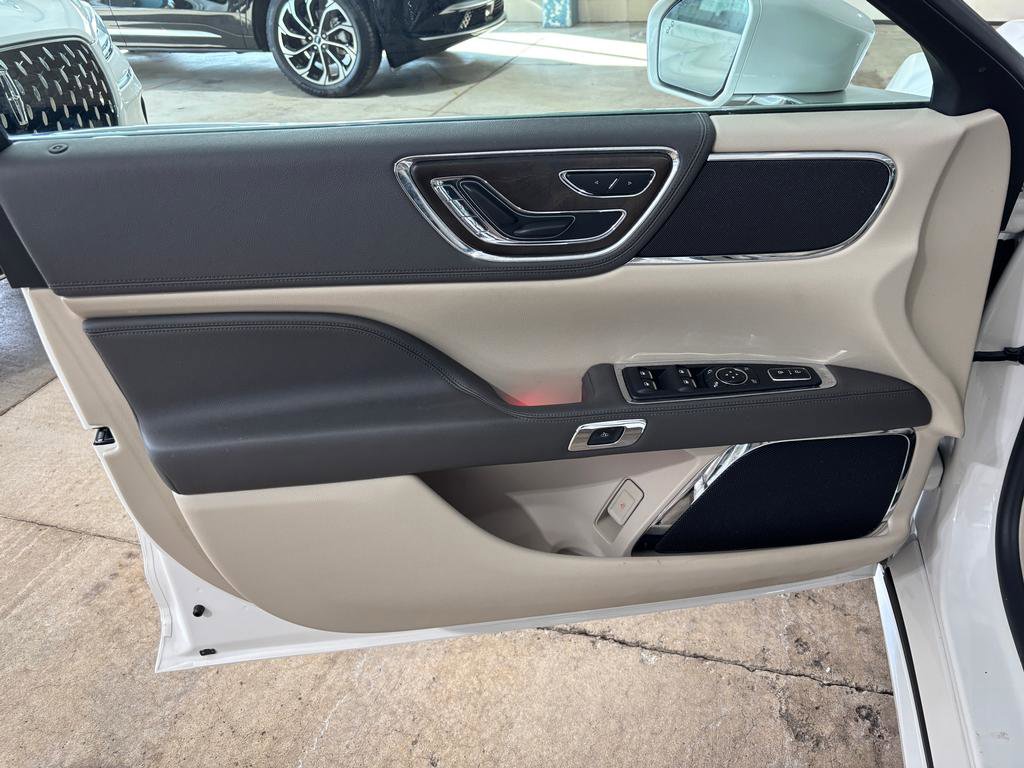 Used 2017 Lincoln Continental Select w/ Technology Package image 10