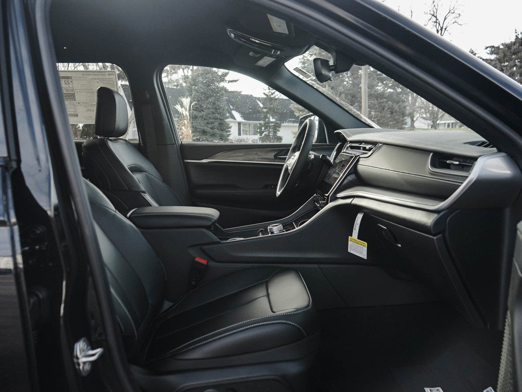 New 2025 Jeep Grand Cherokee Limited w/ Trailer Tow Package image 10