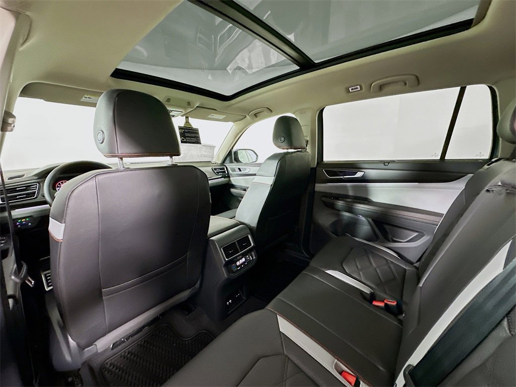 New 2025 Volkswagen Atlas Peak Edition SE image 4