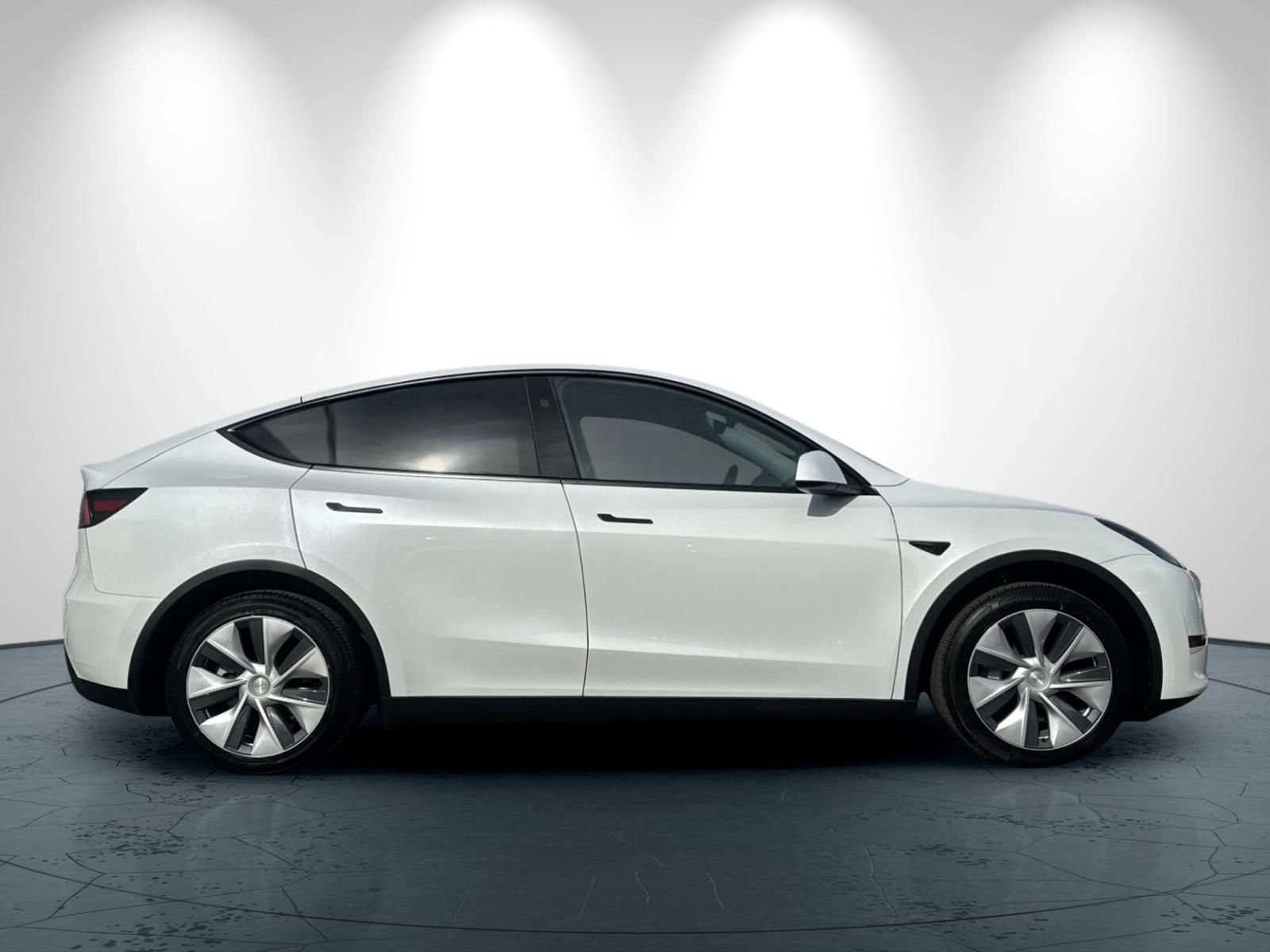 Used 2023 Tesla Model Y 2WD image 3