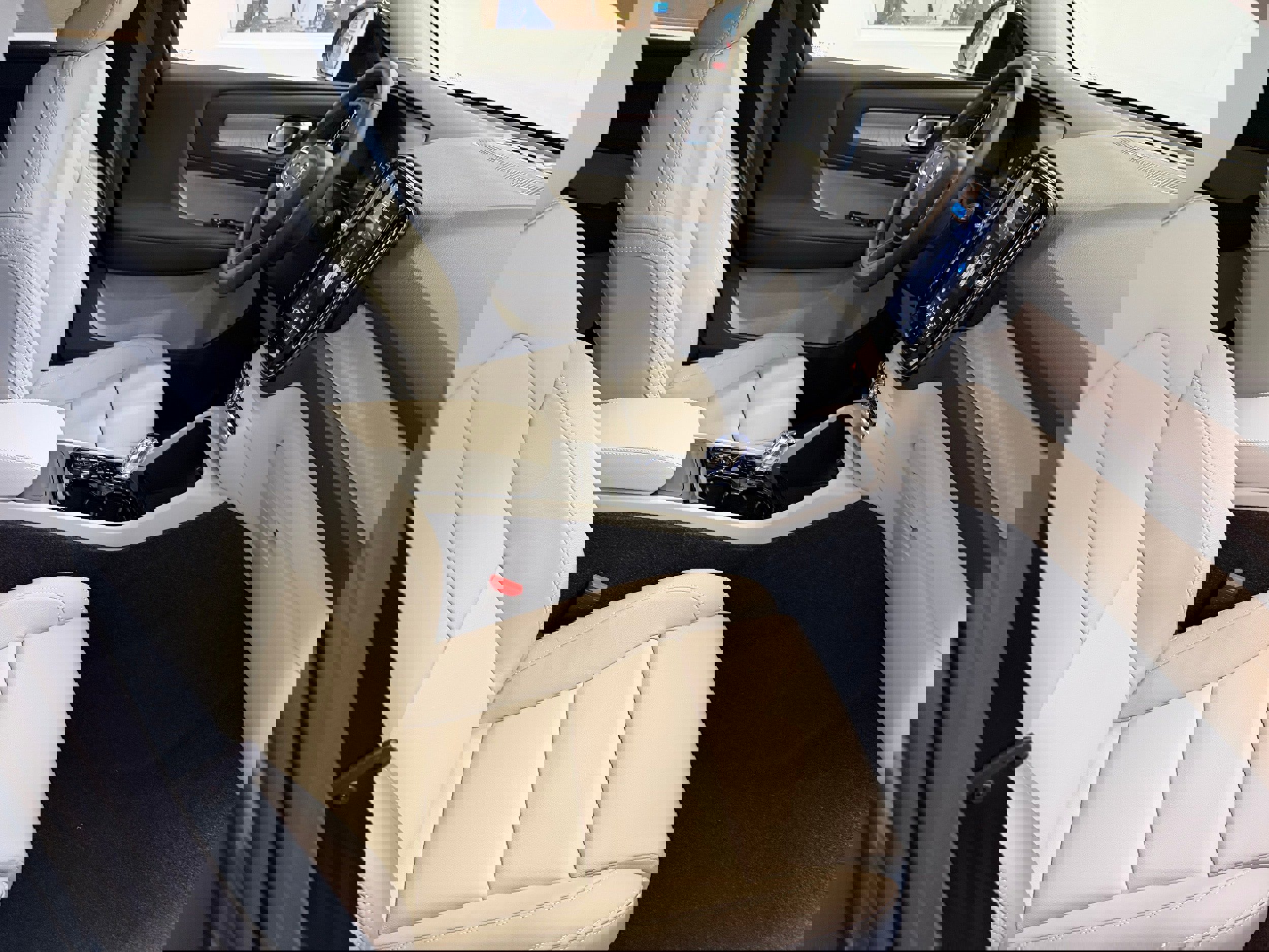 New 2026 Volvo XC40 B5 Ultra w/ Protection Package Premier image 25