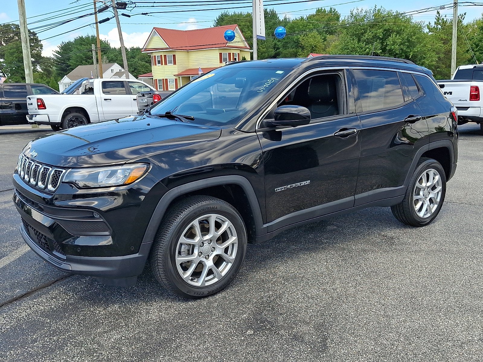 Used 2023 Jeep Compass Latitude AWD/4WD image 3