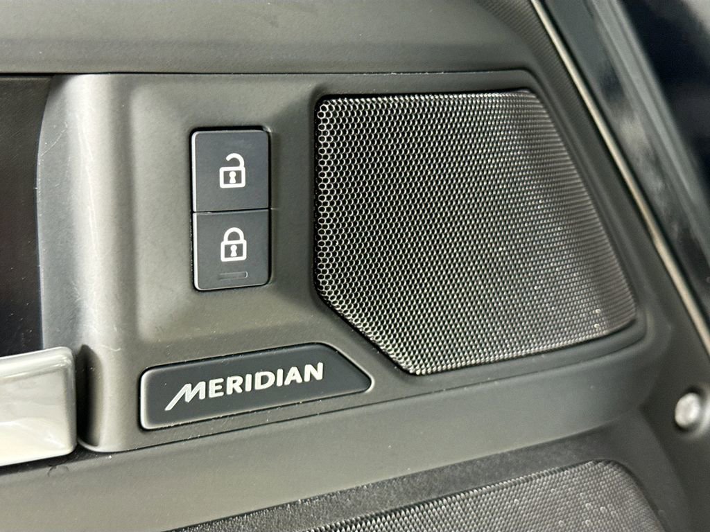 Used 2025 Land Rover Defender 110 S image 23