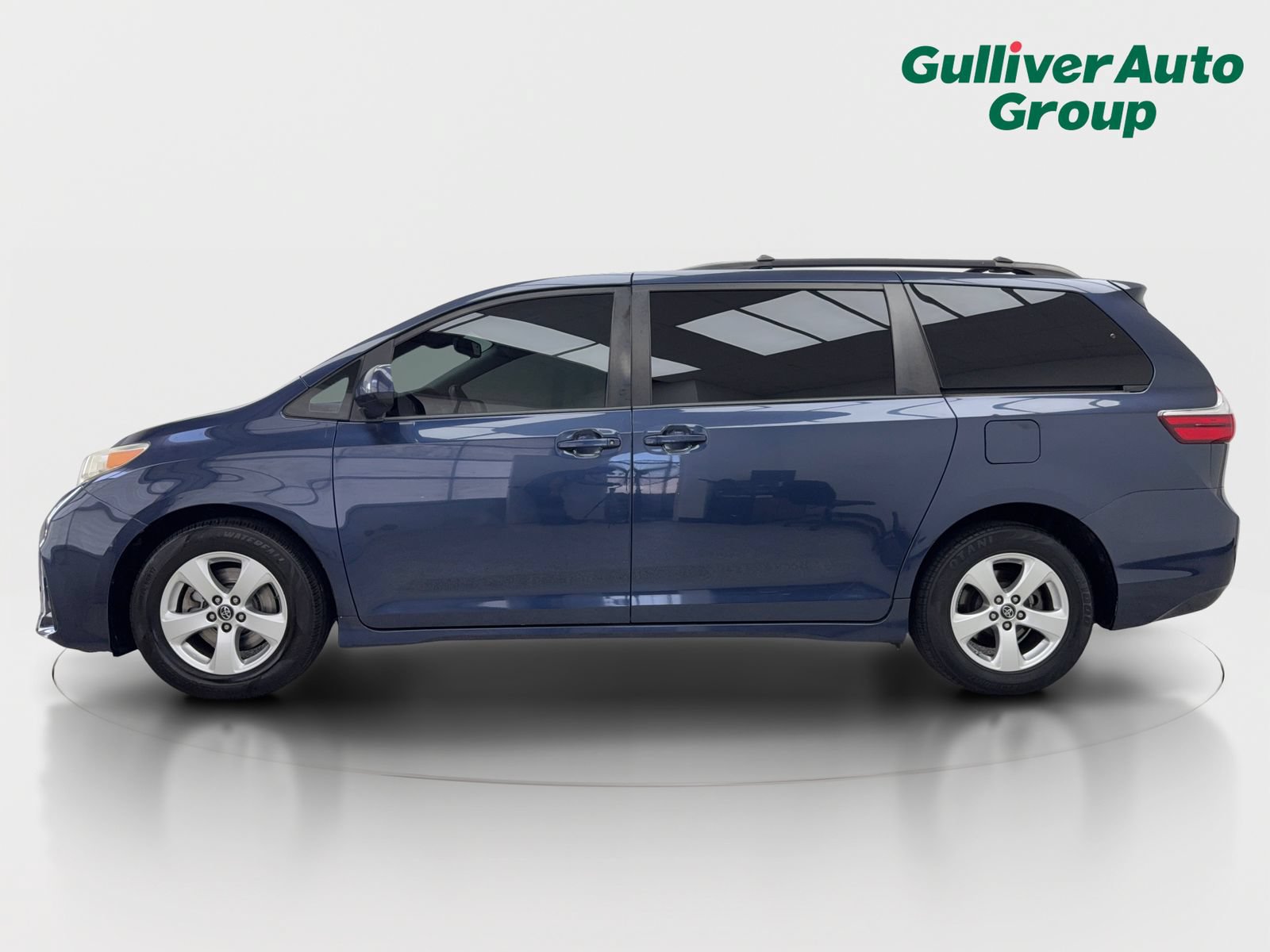 Used 2018 Toyota Sienna LE w/ Carpet Mat Package FWD image 3