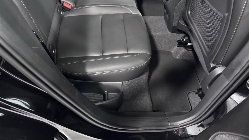 Certified 2025 Volvo XC40 B5 Plus AWD/4WD image 24