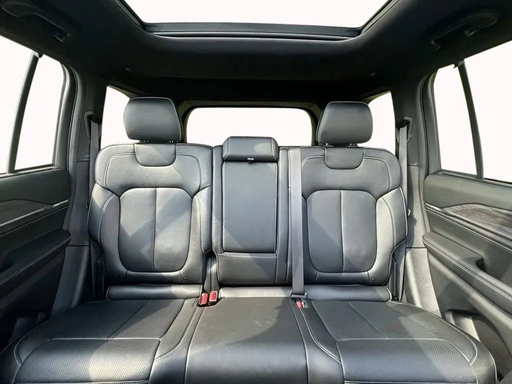 Used 2022 Jeep Grand Cherokee Overland w/ Luxury Tech Group IV image 13