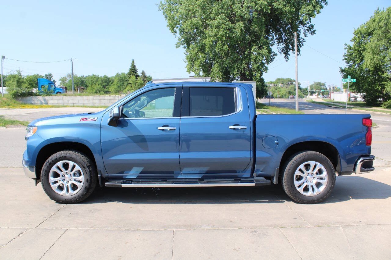 Used 2024 Chevrolet Silverado 1500 LTZ AWD/4WD image 3