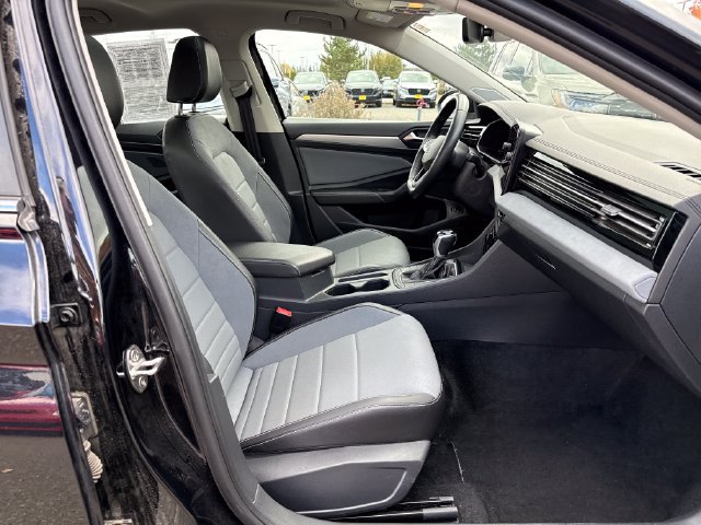 Used 2025 Volkswagen Jetta SE FWD image 9