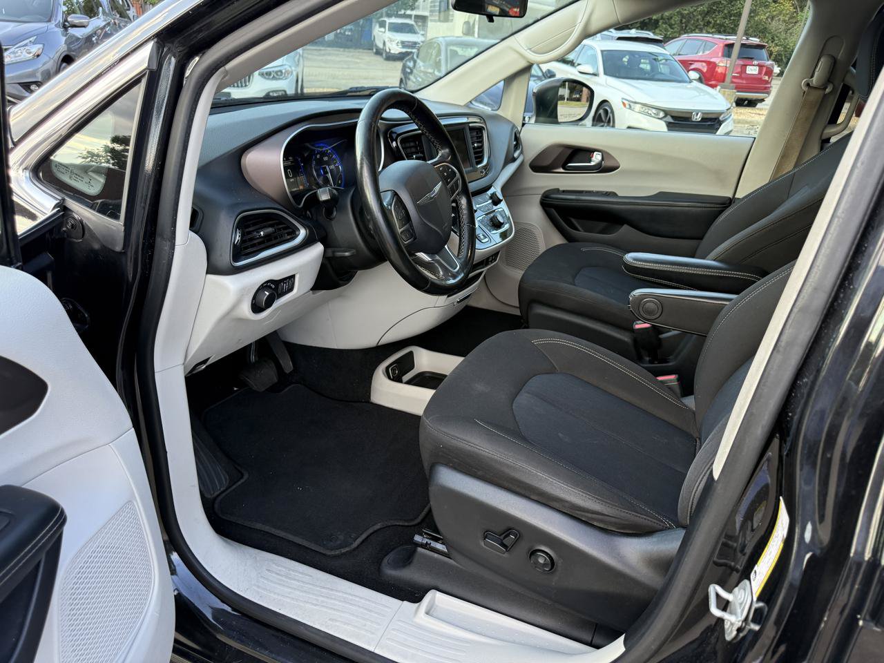 Used 2020 Chrysler Voyager LX w/ Cold Weather Group FWD image 9