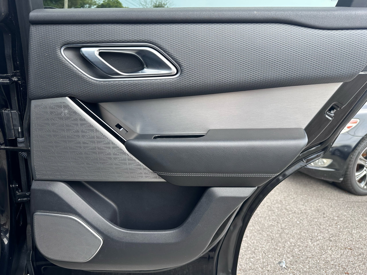 Used 2018 Land Rover Range Rover Velar R-Dynamic SE image 42