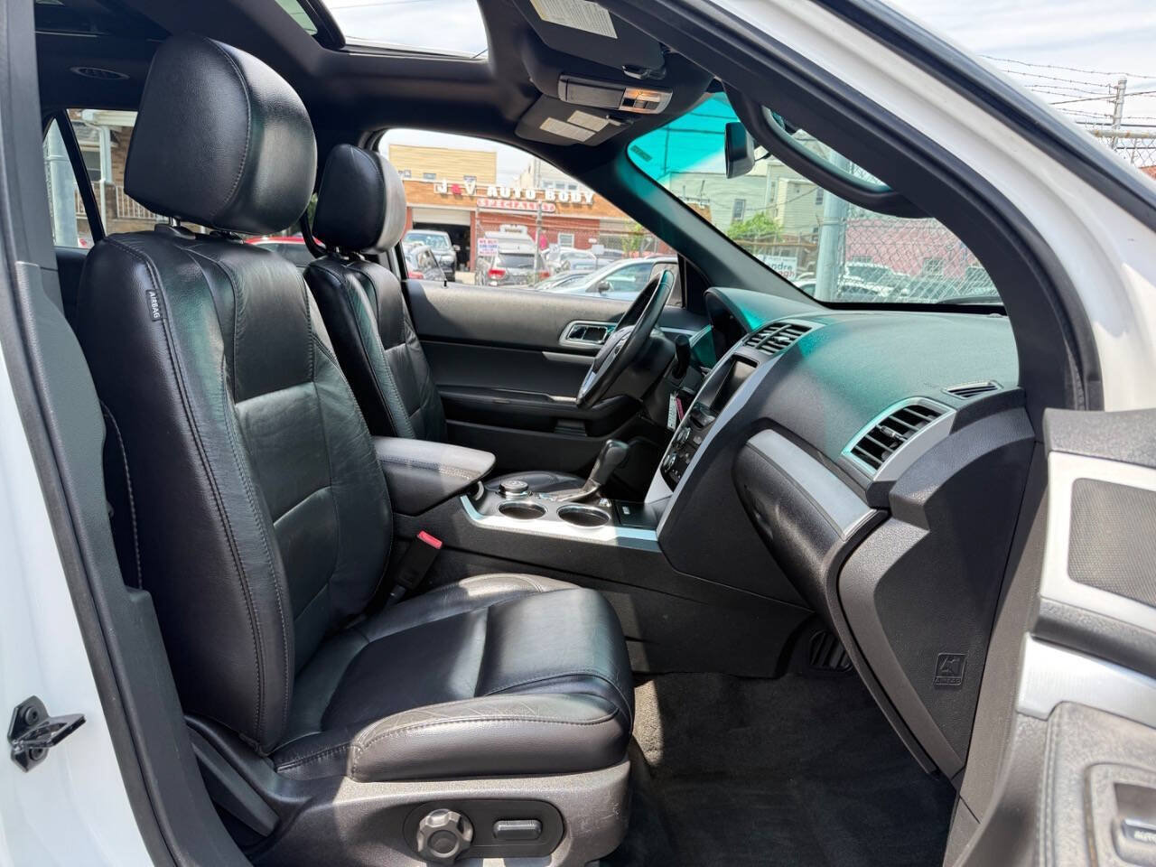 Used 2014 Ford Explorer XLT w/ Equipment Group 202A AWD/4WD image 11