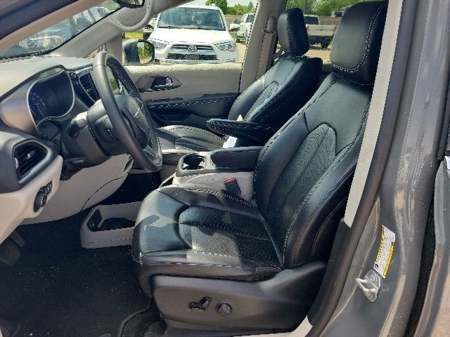 Used 2023 Chrysler Pacifica Touring-L FWD image 15