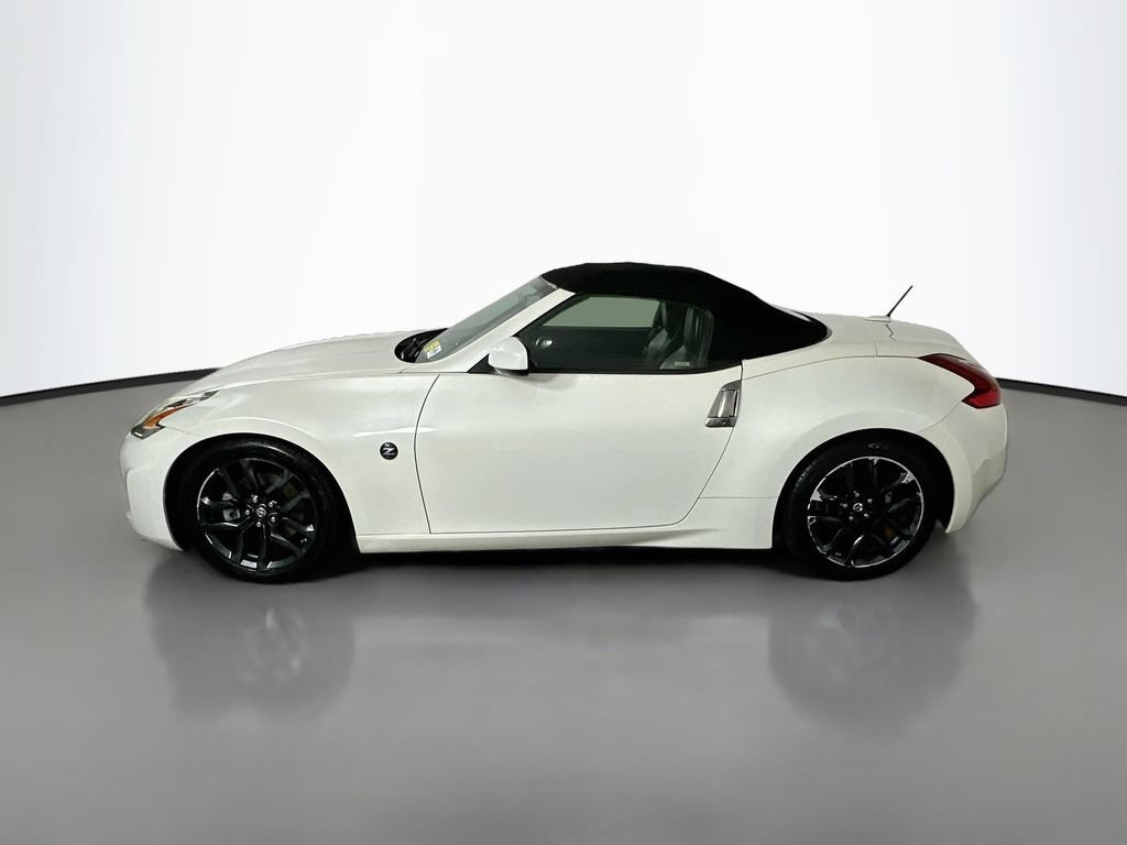 Used 2019 Nissan 370Z Touring RWD image 4