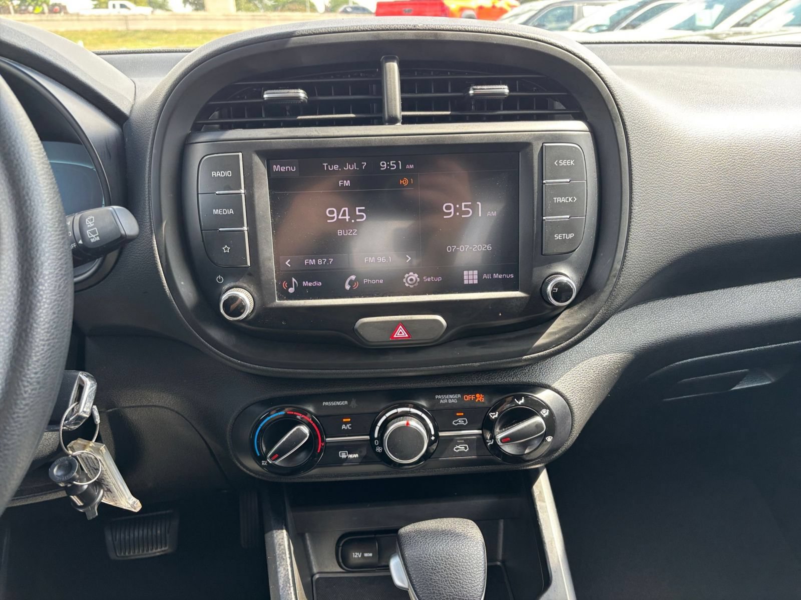 Used 2025 Kia Soul LX w/ LX Technology Package FWD image 17