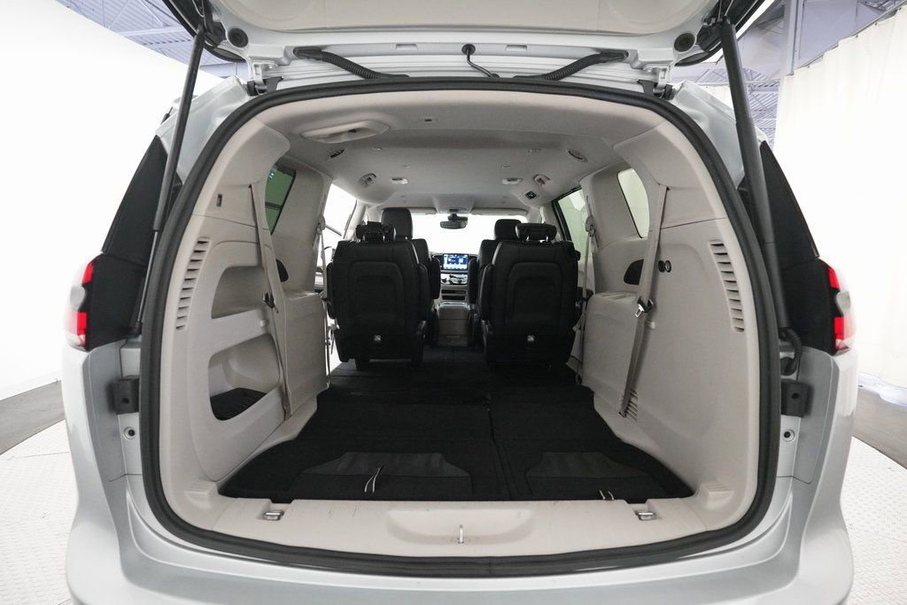 Used 2024 Chrysler Pacifica Touring-L image 10
