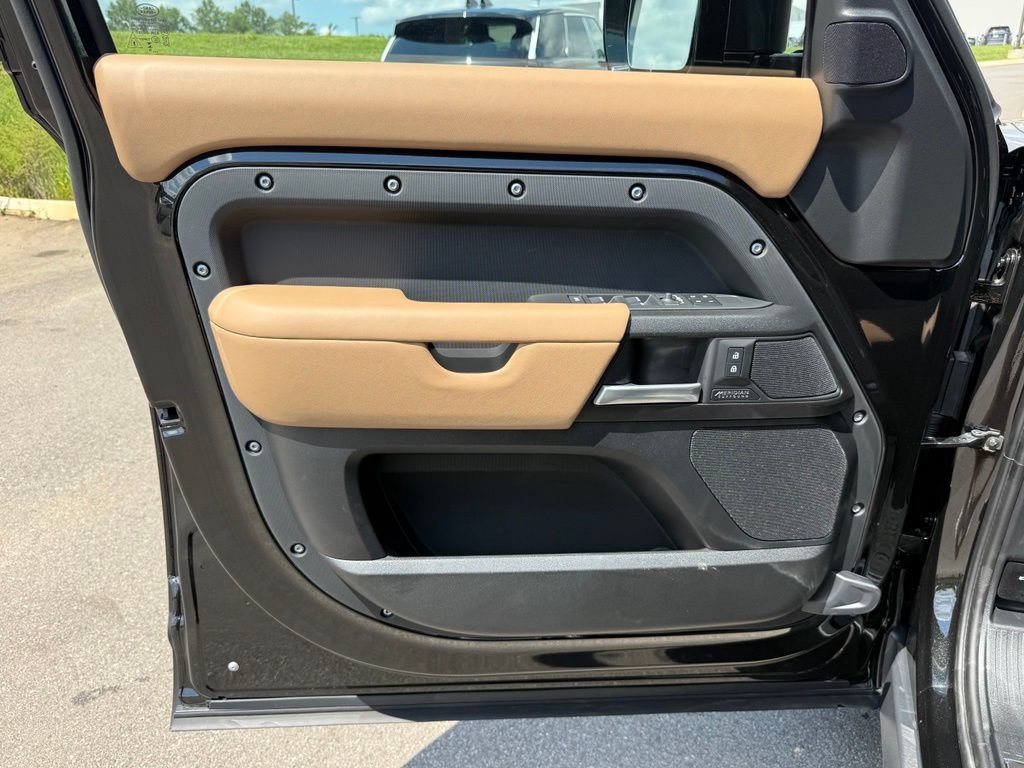 New 2026 Land Rover Defender 130 V8 AWD/4WD image 13