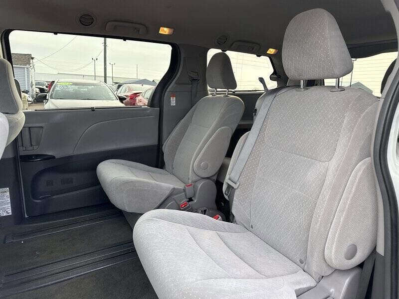 Used 2017 Toyota Sienna LE image 15