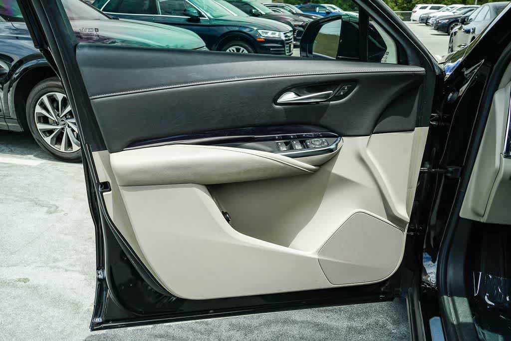 Used 2023 Cadillac XT4 Luxury w/ Cold Weather Package FWD image 21