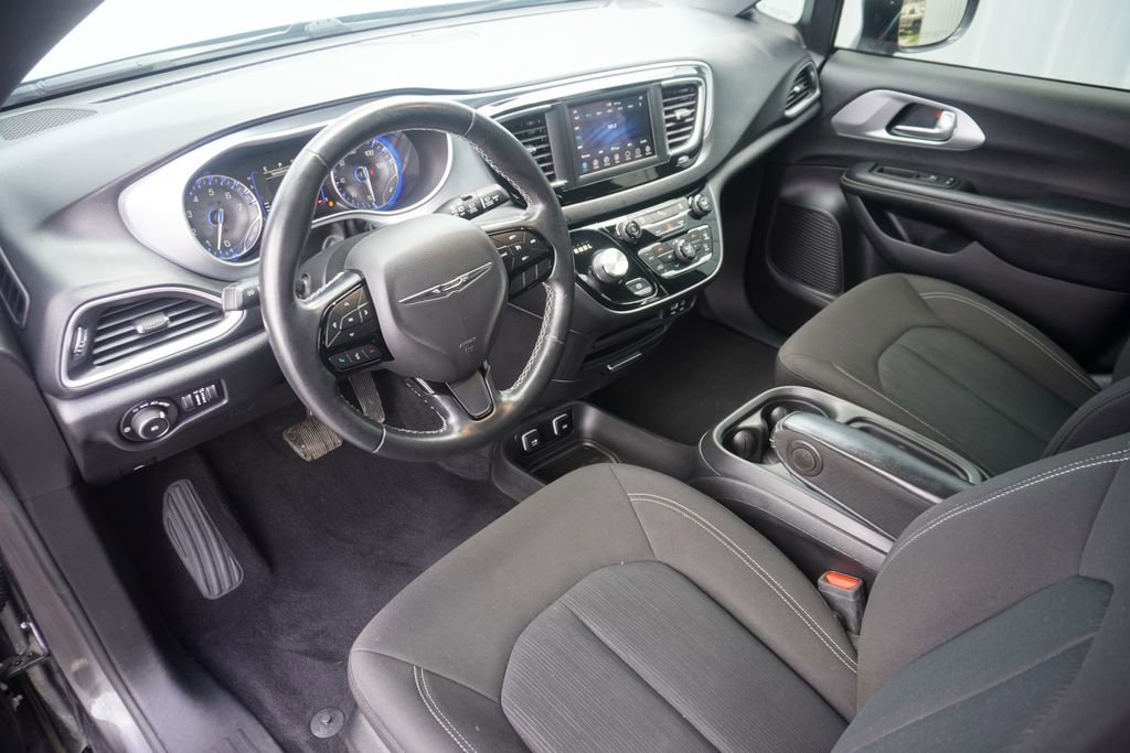 Used 2020 Chrysler Pacifica Touring w/ S Appearance Package FWD image 12
