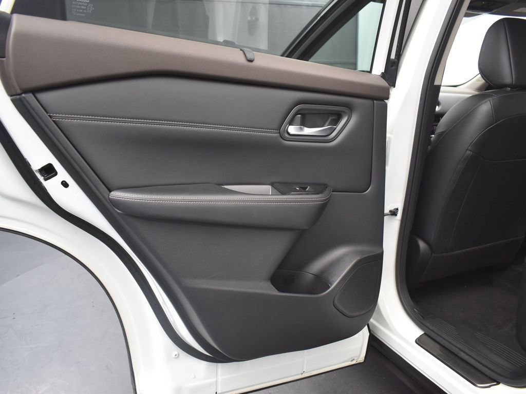 Used 2023 Nissan Rogue SL w/ SL Premium Package image 16