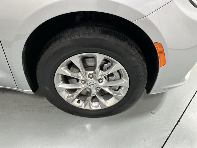 Used 2022 Chrysler Pacifica Touring-L image 19
