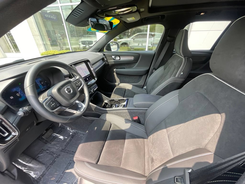 Certified 2025 Volvo XC40 B5 Plus AWD/4WD image 21
