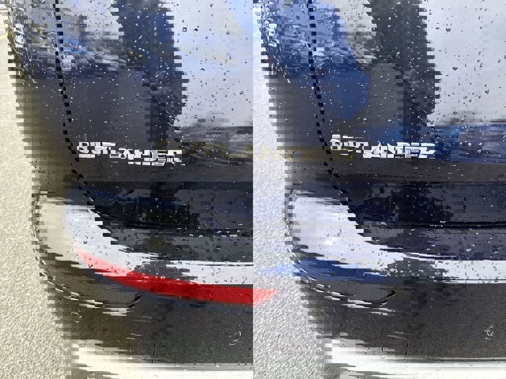 New 2025 Mitsubishi Outlander SE image 6