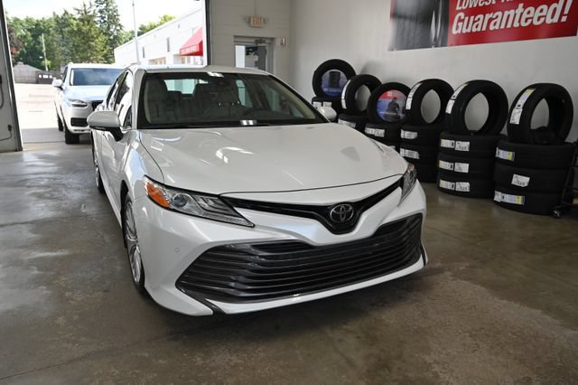Used 2018 Toyota Camry XLE FWD image 3