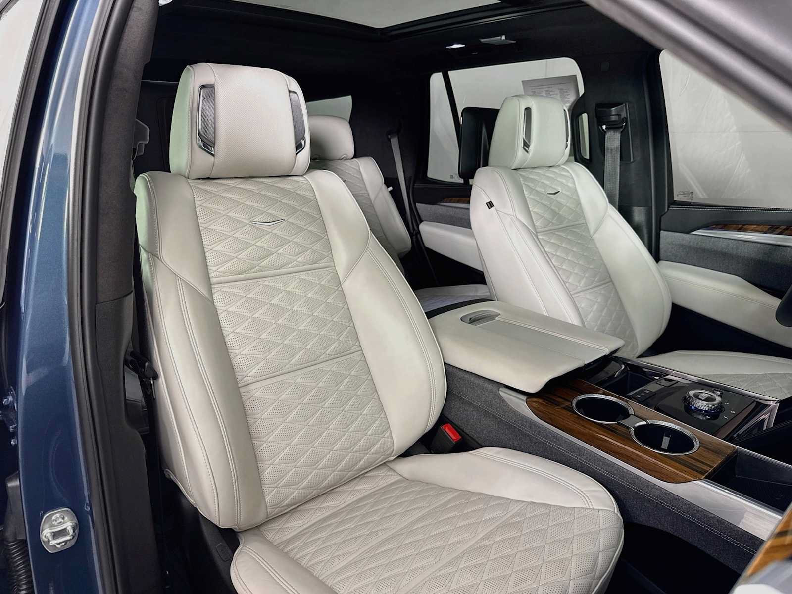 Used 2025 Cadillac Escalade Sport Platinum w/ LPO, ONYX Package AWD/4WD image 31