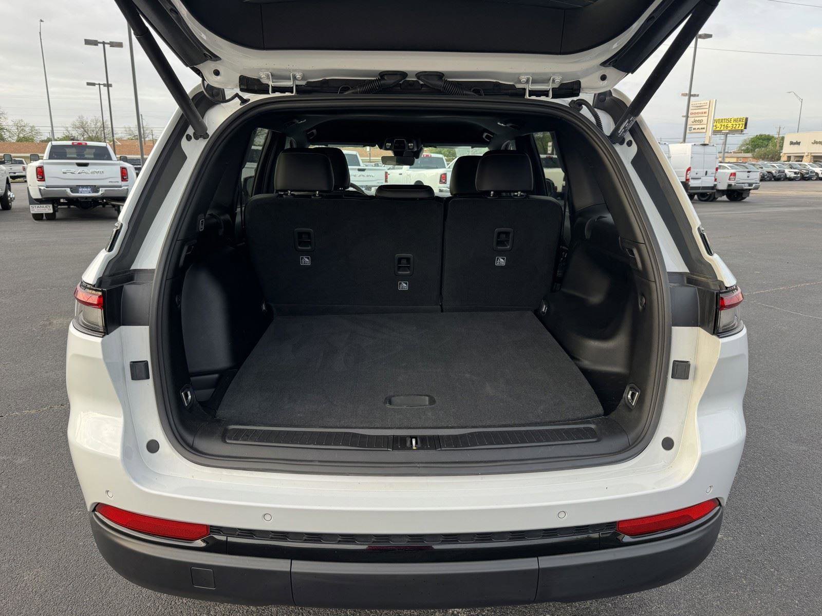 Used 2025 Jeep Grand Cherokee Altitude image 30