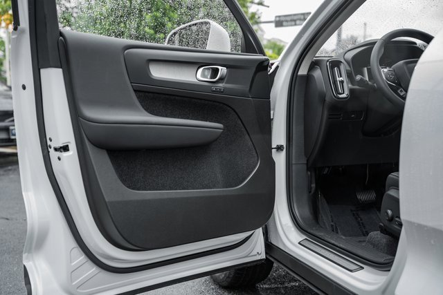 Certified 2025 Volvo XC40 B5 Core w/ Protection Package Premier image 37