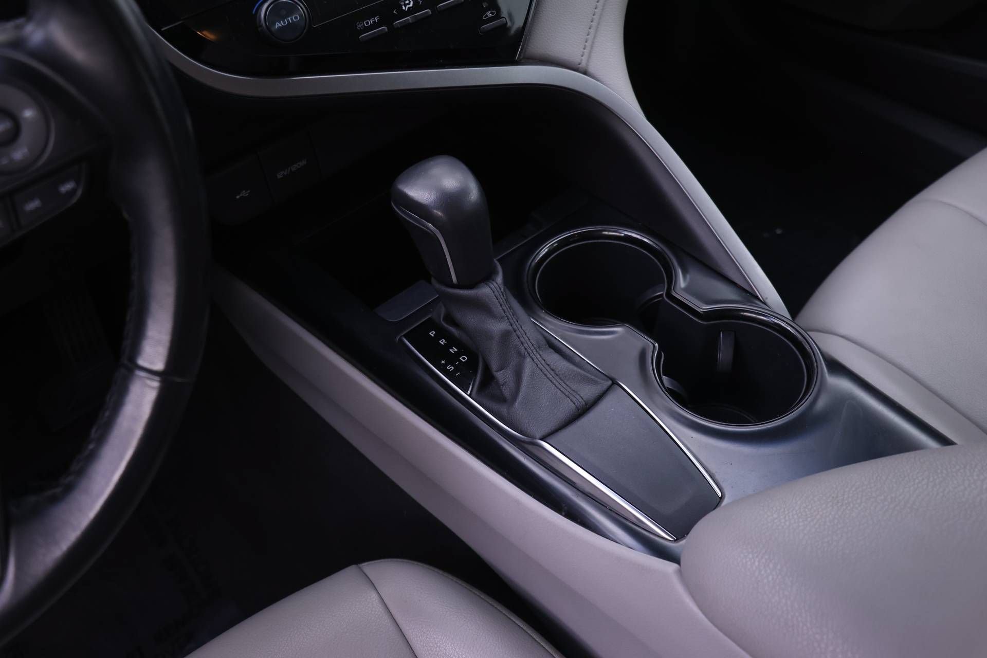 Used 2020 Toyota Camry SE FWD image 14