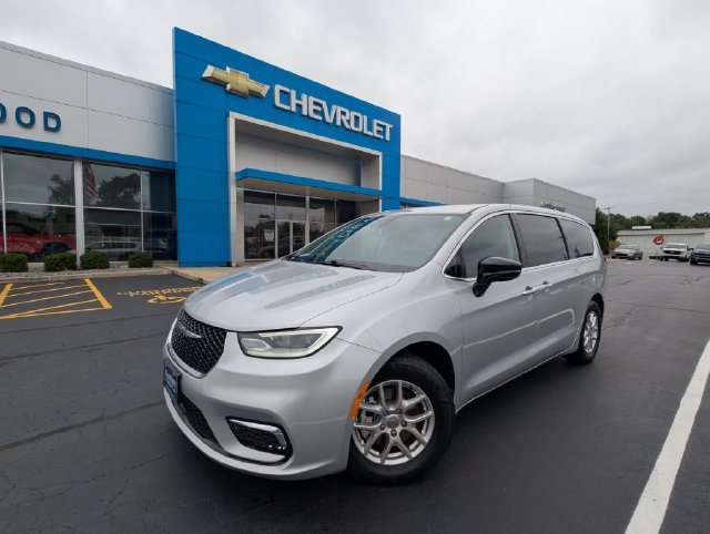 Used 2024 Chrysler Pacifica Touring-L FWD image 32