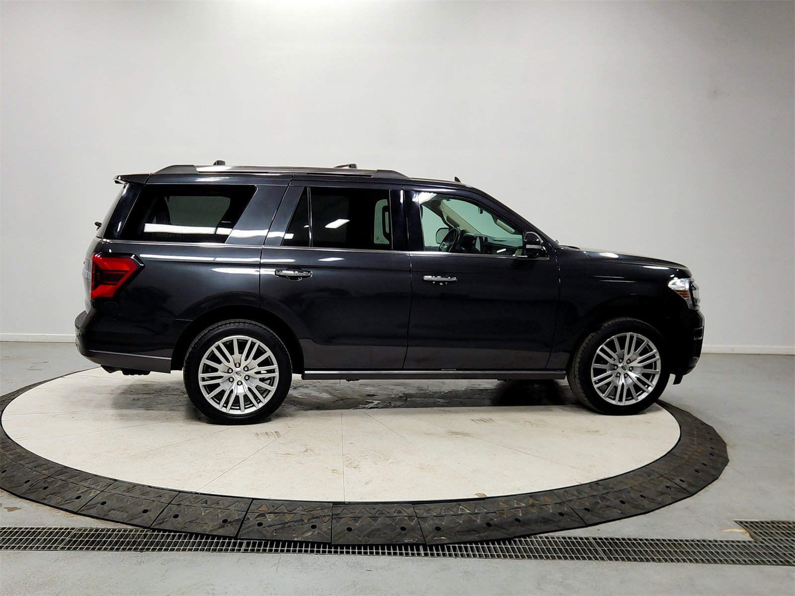 Used 2024 Ford Expedition Limited image 8